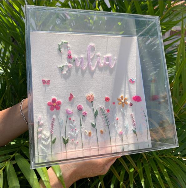 Porta maternidade bordado em moldura acrílica - jardim encantado