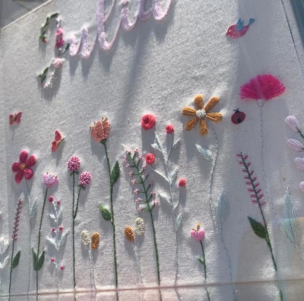 Porta maternidade bordado em moldura acrílica - jardim encantado