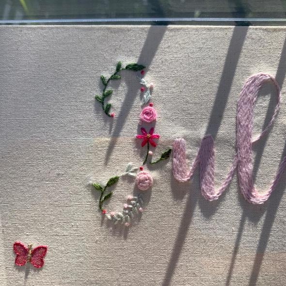 Porta maternidade bordado em moldura acrílica - jardim encantado