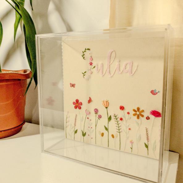 Porta maternidade bordado em moldura acrílica - jardim encantado