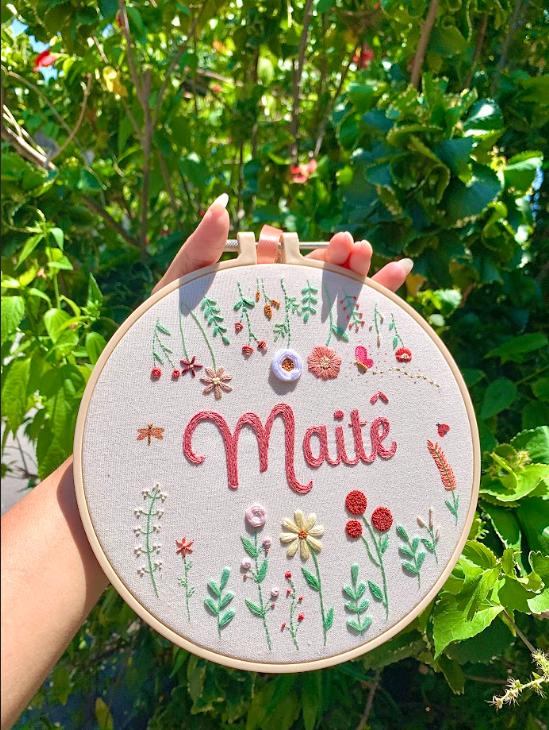 Bastidor bordado Porta Maternidade Jardim Florido Maitê