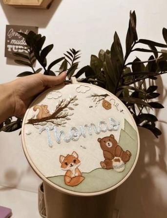 Porta Maternidade em Bastidor Bordado Mini Floresta Thomás