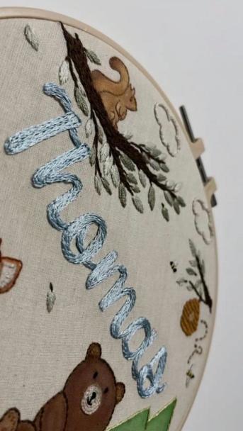 Porta Maternidade em Bastidor Bordado Mini Floresta Thomás