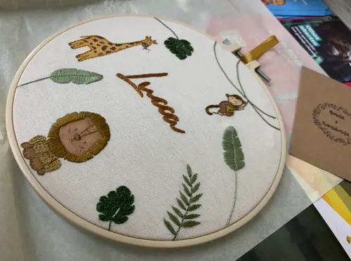 Bastidor Bordado - Porta Maternidade Florestinha Lucca