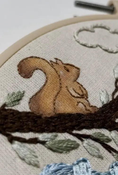 Porta Maternidade em Bastidor Bordado Mini Floresta Thomás