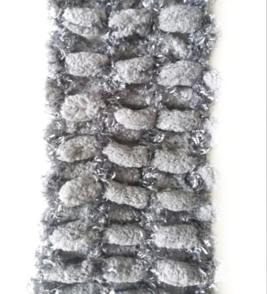 Cachecol em Tricô de Pompom