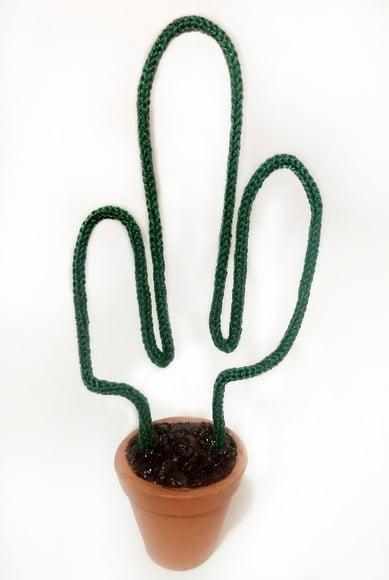 Cacto Decorativo com Vaso de Barro em Tricotin