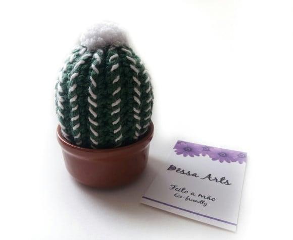 Cacto decorativo com bordado e cachepô em cerâmica