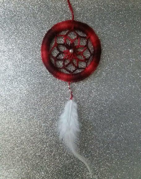 Filtro dos Sonhos Vermelho Mescla e Pena Branca