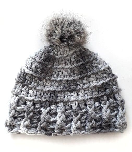 Gorro, touca de inverno com pompom cinza mesclado