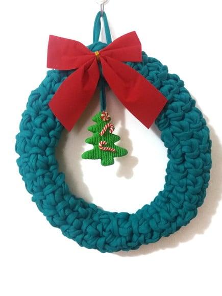 Guirlanda Natal verde , laço vermelho e enfeite de árvore