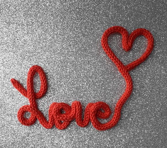 Palavra Love + Coração Decorativo em Tricotin Vermelho