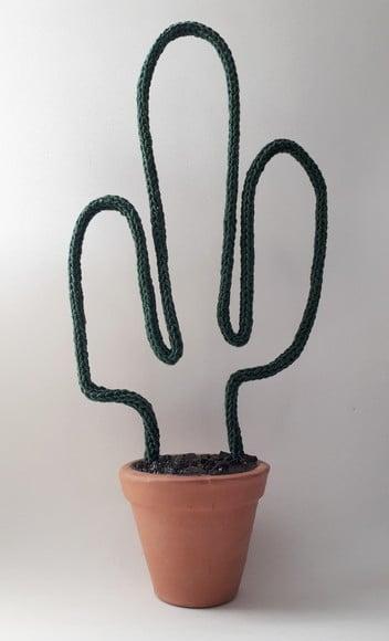 Cacto Decorativo com Vaso de Barro em Tricotin