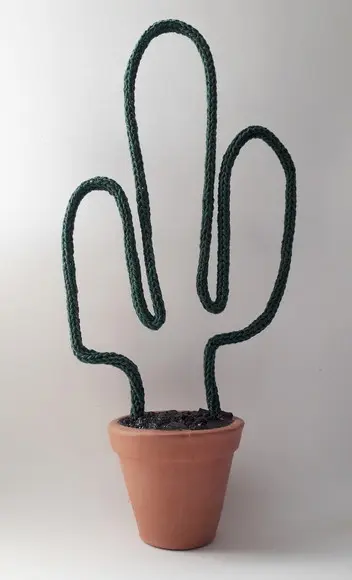 Cacto Decorativo com Vaso de Barro em Tricotin
