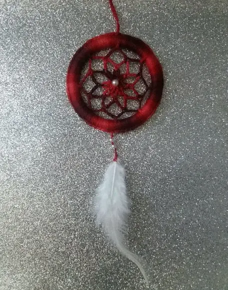 Filtro dos Sonhos Vermelho Mescla e Pena Branca