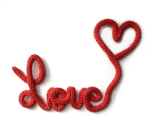 Palavra Love + Coração Decorativo em Tricotin Vermelho