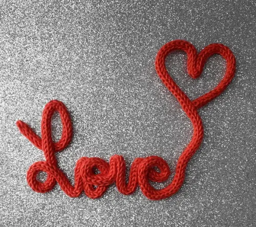 Palavra Love + Coração Decorativo em Tricotin Vermelho