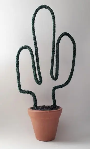 Cacto Decorativo com Vaso de Barro em Tricotin