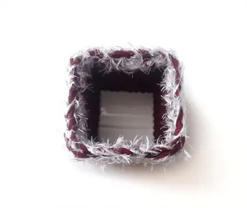 Cachepô, organizado quadrado cor vinho c/ detalhe felpudo