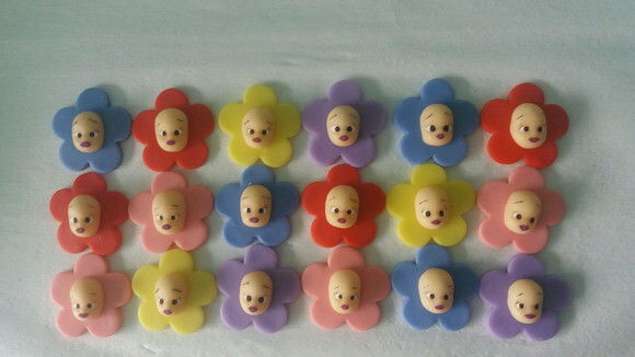 Aplique flores com rostinho em biscuit