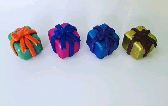 Aplique mini caixinha de presente em biscuit