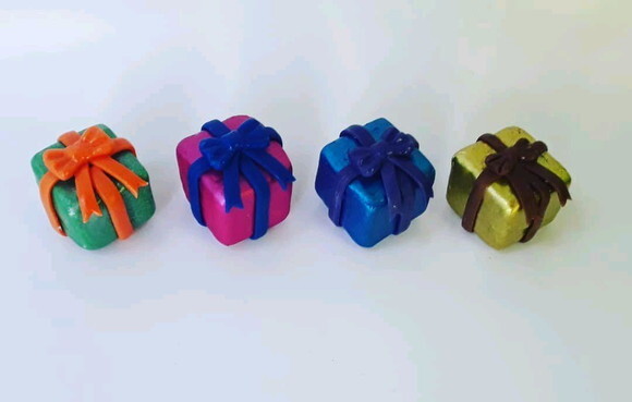 Aplique mini caixinha de presente em biscuit