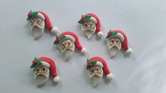 Apliques Papai noel com óculos em biscuit