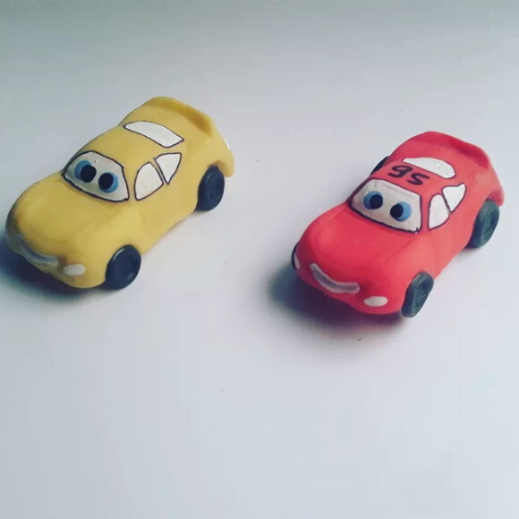 Apontador em biscuit carros