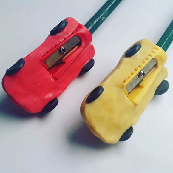 Apontador em biscuit carros