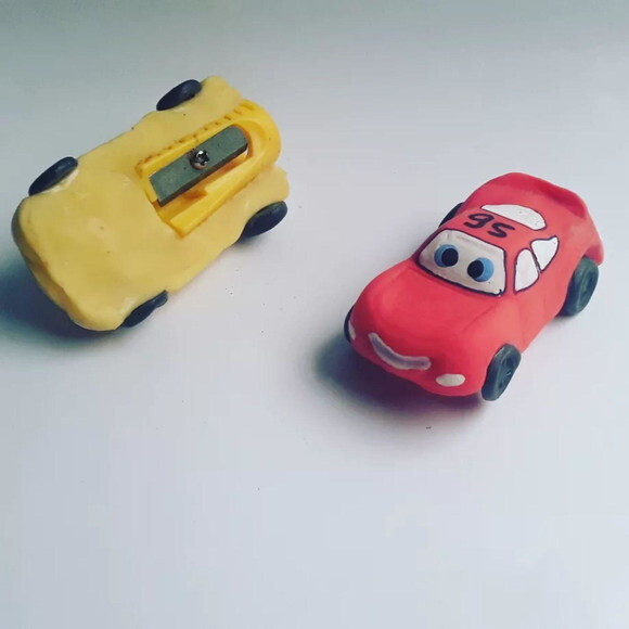 Apontador em biscuit carros