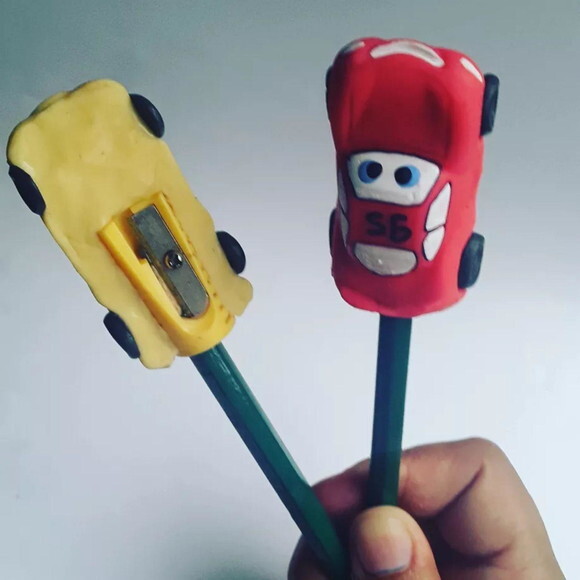 Apontador em biscuit carros