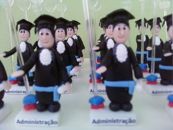 Bonecos de formatura fazendo o juramento