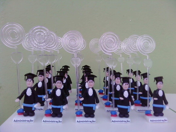 Bonecos de formatura fazendo o juramento