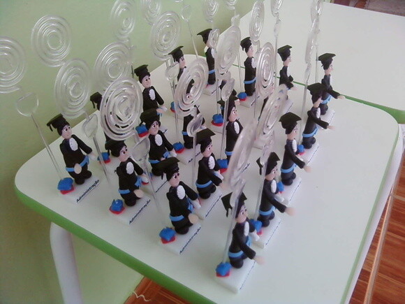 Bonecos de formatura fazendo o juramento