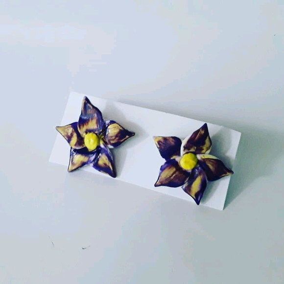 Brincos em biscuit tema flores