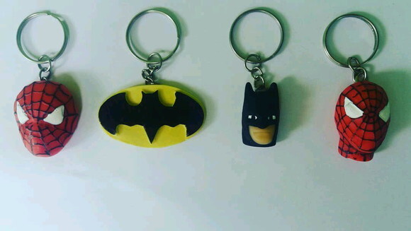 Chaveiro batman ou homem aranha em biscuit