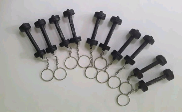 Chaveiros mini pesos de academia em biscuit
