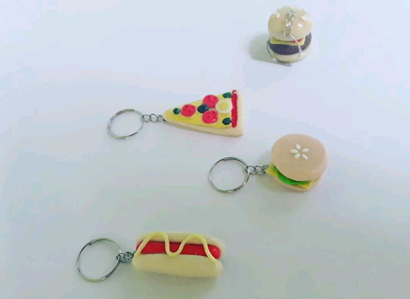 Chaveiros mini comestíveis em biscuit
