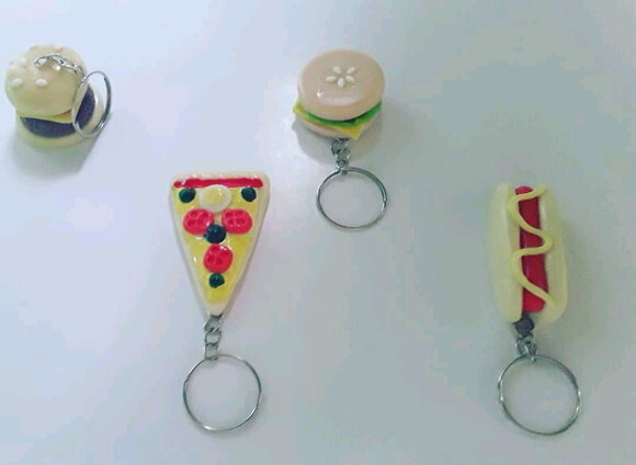 Chaveiros mini comestíveis em biscuit