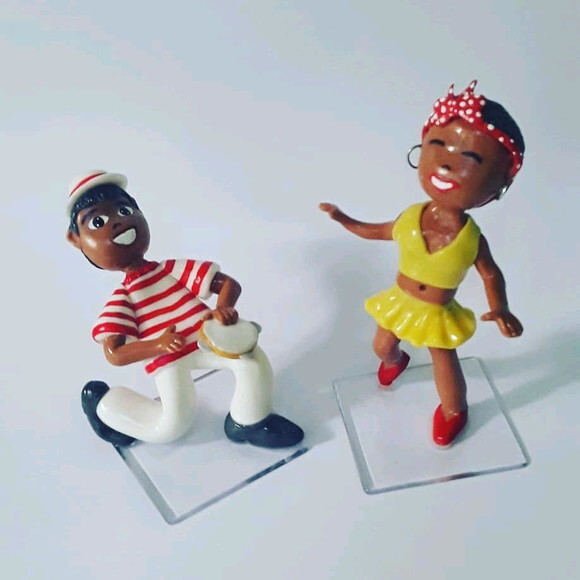 Enfeite de mesa casal sambista e passista em biscuit
