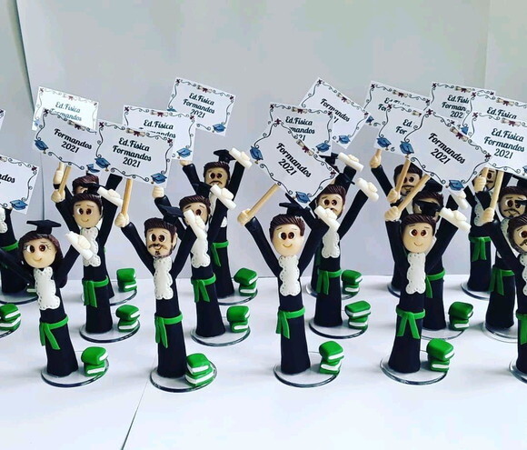 Enfeite de mesa e lembrança de formatura em biscuit
