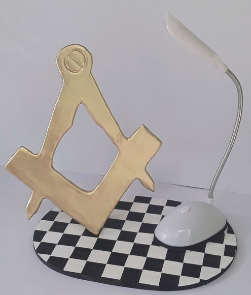 Luminária de mesa em biscuit e Mdf Maçonaria
