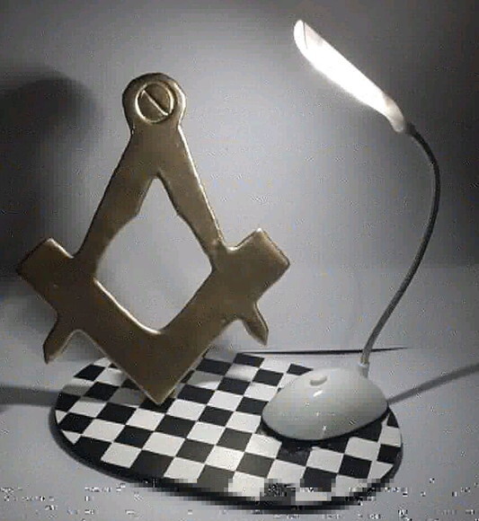 Luminária de mesa em biscuit e Mdf Maçonaria