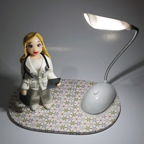 Luminária personalizada em biscuit e Mdf Medicina