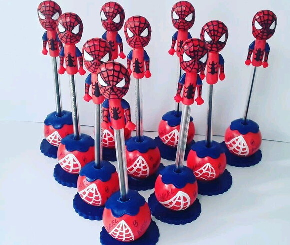 Porta canetas e centro de mesa homem aranha