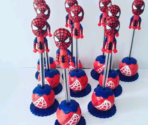 Porta canetas e centro de mesa homem aranha