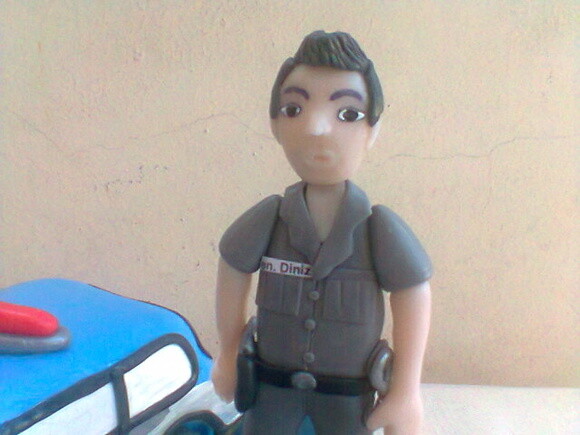 Topo de bolo policial com viatura