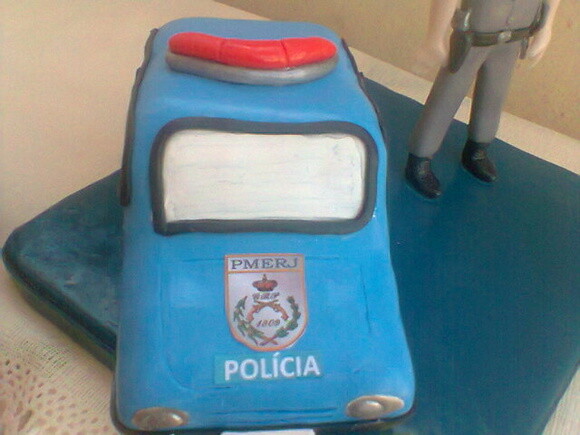 Topo de bolo policial com viatura
