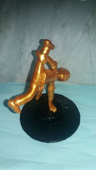 Troféu capoeira em biscuit