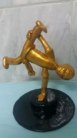 Troféu capoeira em biscuit